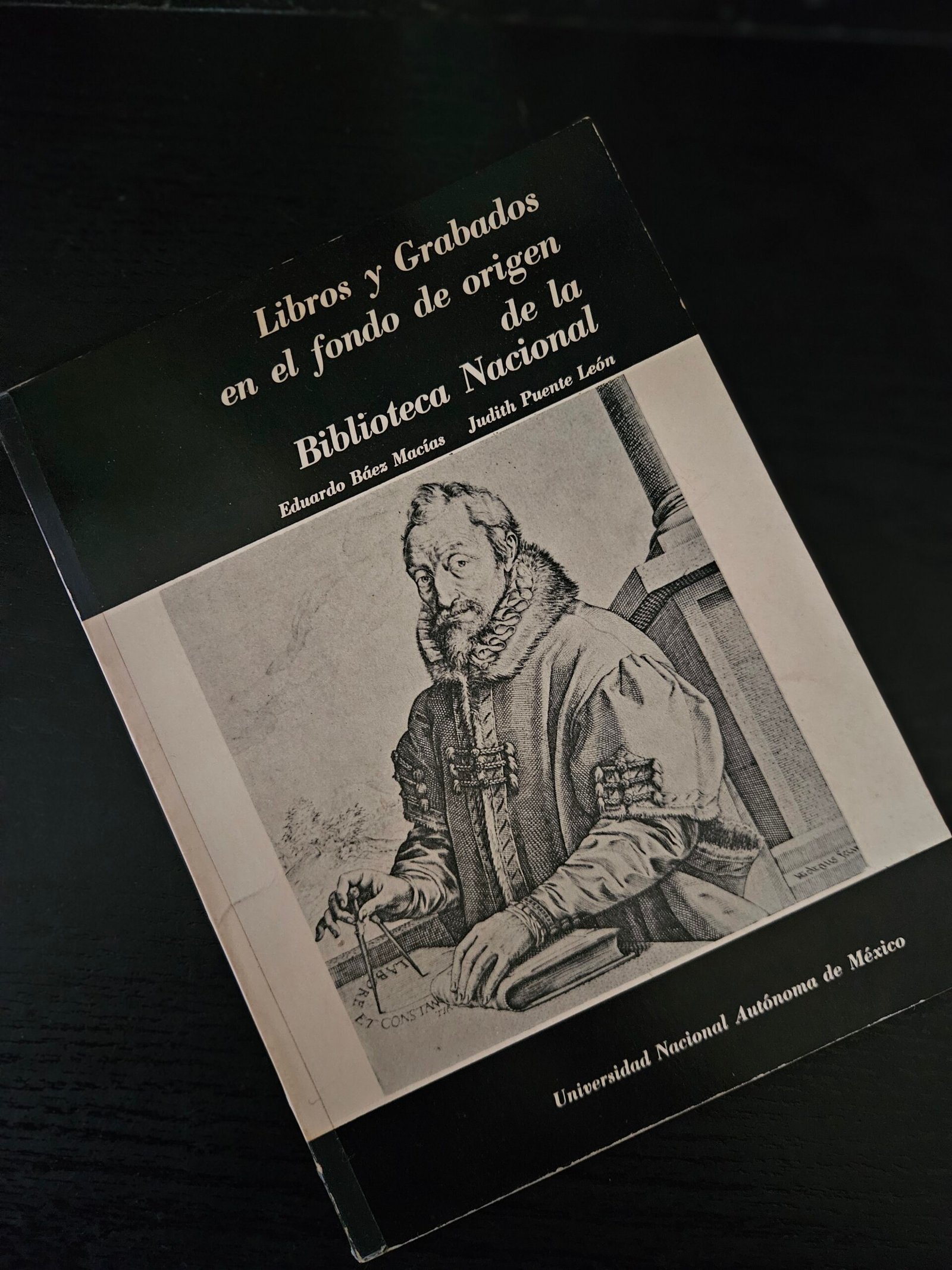 Libros y grabados en el fondo del origen de la biblioteca nacional Eduardo Báez Macías