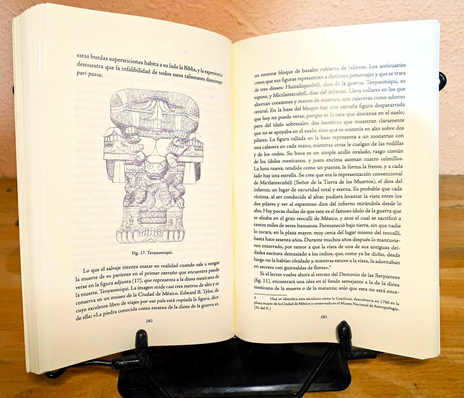 Interiores de Demonología de Conway con grabado de la Coatlicue (Teoyaomiqui) y notas del editor