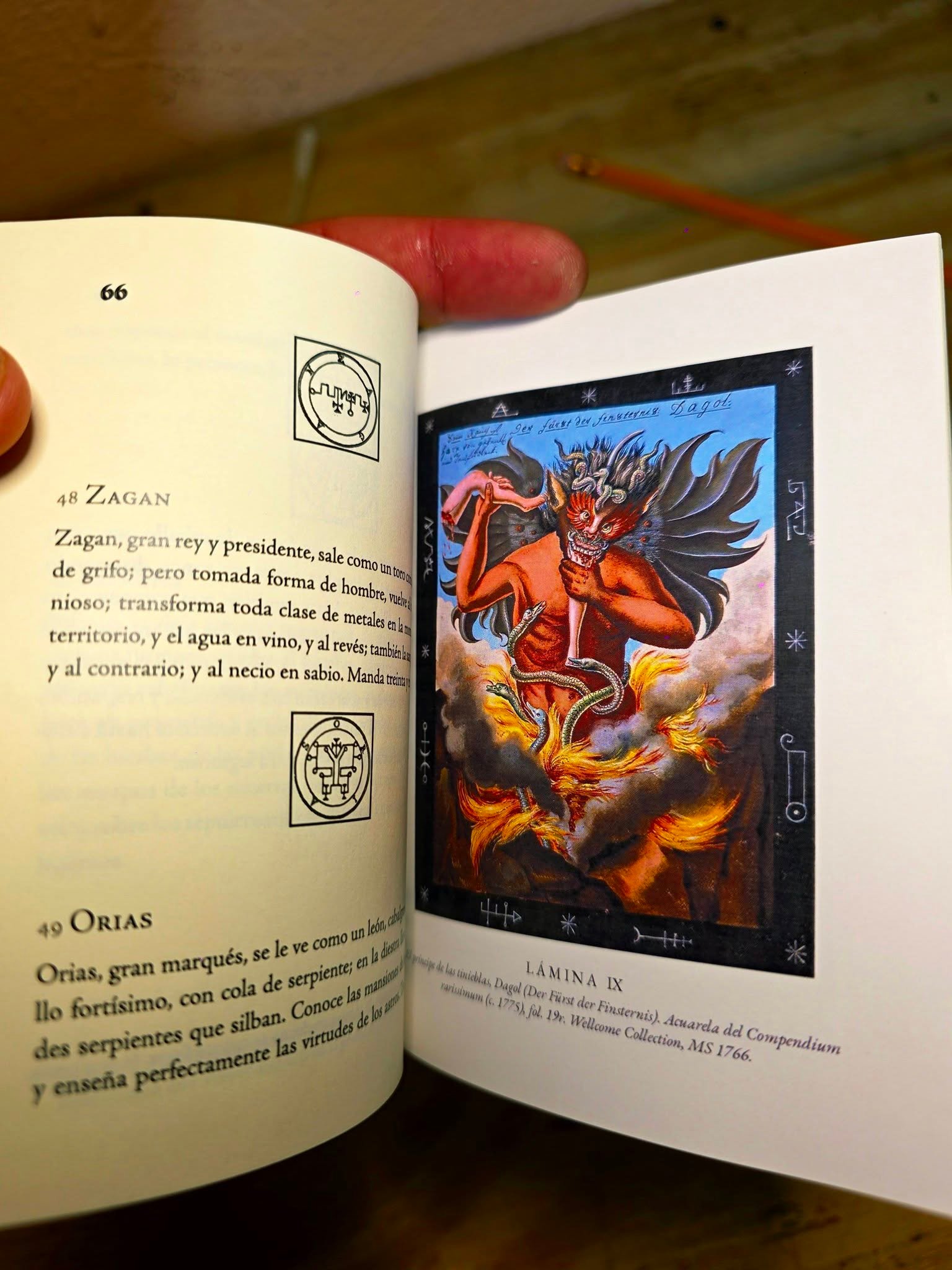Lámina a color de Dagol, príncipe de las tinieblas, del Compendium rarissimum, junto a los sellos de Zagan y Orias en la Pseudomonarchia Daemonum