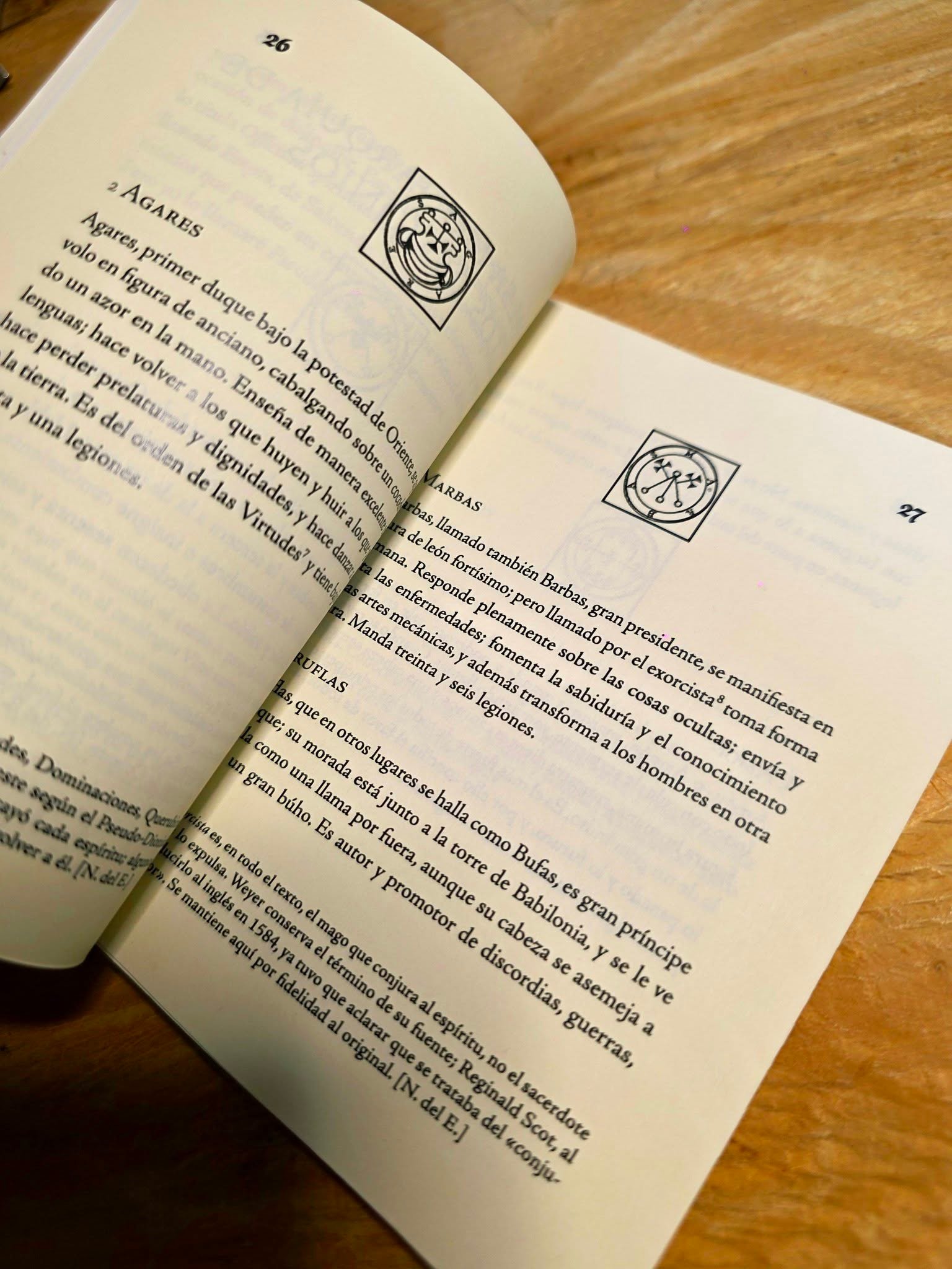 Interiores de la Pseudomonarchia Daemonum con los sellos de Agares y Marbas y notas del editor