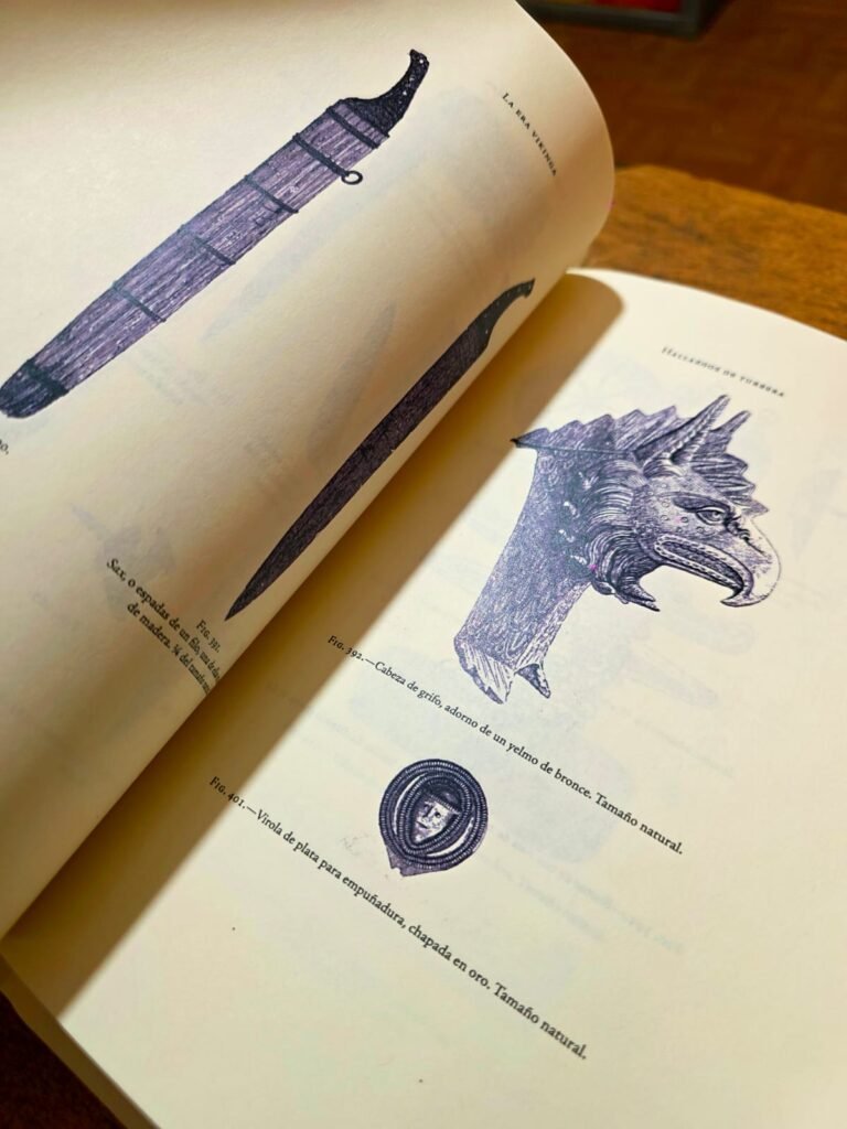 La era vikinga: grabados de espadas y cabeza de grifo